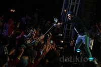 Duta mengajak penonton untuk bernyanyi bersama lewat hits 'Betapa' dan 'Anugerah Terindah Yang Pernah Kumiliki' dilanjutkan 'Itu Aku' serta 'Pemuja Rahasia'.