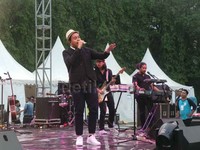 Saat bawakan 'Teman Hidup', Tulus ajak para Teman Tulus--sebutan penggemarnya--untuk bernyanyi lantang menggantikannya.