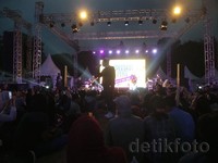 Bawakan lagu 'Jangan Cintai Aku Apa Adanya', Tulus ikut berbaur di tengah-tengah penonton.