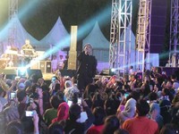 Tulus juga menyanyikan lagu 'Sepatu' yang disambung dengan '1000 Tahun Lamanya'. Dua lagu tetakhir yang menutup aksi intim Tulus di 'Freedom Fest'.