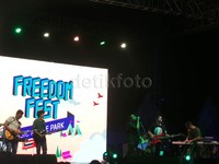 Tampil bergaya modern rock dengan sentuhan disko dan sedikit elektronik, band Protocol Afro tampil energik saat bawakan lagu 'Music', 'Electrified', 'Radio'. 'Freedom, Freedom'.