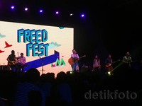 Tak menunggu lama, Twenstyfirst Night berhasil menghentak panggung Freedom Fest dengan lagu 'Di Atas Awan'.