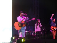 Lagu daur ulang 'Lost Stars' dari soundtrack 'Begin Again' dan 'Terbaik Untukmu' dari TIC Band berhasil dibawakan oleh Yogi Cs.