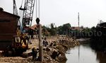 Tiang Pancang Turap Mulai Dipasang di Kampung Pulo