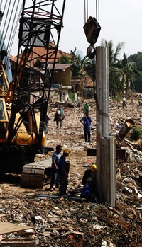     Pembangunan sodetan Ciliwung menjadi salah satu upaya Pemprov untuk mengendalikan debit air Kali Ciliwung, sehingga bisa menghindari banjir.  Sungai Ciliwung di Kampung Pulo yang ditata sepanjang 1,8 km.