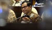 Rapat yang dipimpin oleh Ketua Komisi II Rambe Kamarul Zaman ini juga diikuti oleh jajaran Setneg. Pool/lamhot Aritonang/detikFoto.