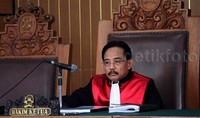 Dalam eksepsi menyatakan permohonan praperadilan pemohon Otto Cornelis Kaligis Gugur, ujar hakim tunggal Edy Suprapto saat membacakan putusannya di PN Jaksel, Senin (24/8/2015).