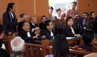 Dalam pertimbangannya, hakim menggugurkan permohonan karena perkara tersebut telah dilimpahkan ke pengadilan Tindak Pidana Korupsi (Tipikor). Sebagaimana ketentuan Pasal 82 ayat 1 KUHAP, perkara telah diperiksa di Pengadilan Negeri Tipikor, maka praperadilan tersebut gugur, jelasnya.