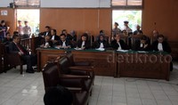  Advokat senior OC Kaligis sendiri absen di sidang perdana karena sakit.