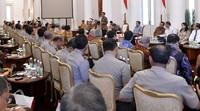 Menurut Jokowi, solusi dari persoalan ini harus datang dari berbagai lini. Tidak hanya pemerintah pusat, namun juga dari pemerintahan daerah. Laily Rachev/Setpres.