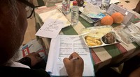 Sejumlah kritikan diberikan kepada penyedia katering, mulai dari makanan, kepedasan, keasinan hingga rawan kadaluwarsa.