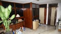 Interiornya sederhana, cenderung bergaya vintage. Tidak banyak perabotan atau hiasan. Hanya beberapa vas bunga dengan tanaman hidup sebagai penyegar ruangan.