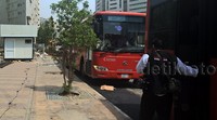 Dengan menggunakan 3 bus Saptco warna merah, ratusan petugas seksi transportasi yang mengenakan rompi hijau menyala mulai bergerak dari kantor daerah kerja (daker) yang terletak di Syisya. Bus yang juga digunakan tahun lalu ini akan digunakan jemaah untuk beribadah di Masjidil Haram.
