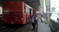 Dari luar, penampakan bus saptco ini terlihat modern dengan 3 pintu yang diopersikan elektrik untuk keluar masuk jemaah. Bus buatan King Long ini tampak solid dengan warna merah yang mentereng. Ada 45 kursi yang tersedia di dalam bus untuk para jemaah.