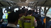Kondisi di dalam bus cukup nyaman dengan kursi empuk warna biru. Elusan lembut dari pendingin udara dalam bus menjamin jemaah terbebas dari peluh. Sambil menuju Masjidil Haram jemaah bisa mengumandangkan talbiyah dengan khusyuk.