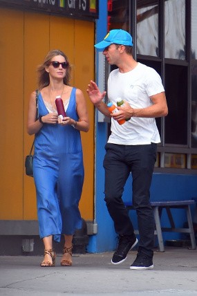 Dikabarkan Pacari J-Law, Chris Martin Kepergok Bareng Cewek Pirang di Hotel
