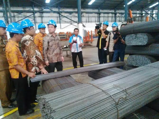 Menperin Blusukan ke Pabrik Bahan Bangunan di Gresik