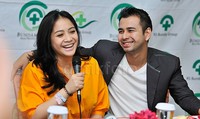 Nagita Slavina dan Raffi Ahmad terlihat sangat bahagia menceritakan tentang buah hati mereka yang diberi nama Rafathar Malik Ahmad. Pool/Noel/detikFoto.