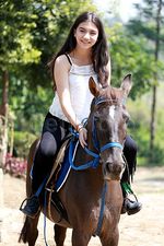 Si Cantik Cassandra Lee Nikmati Kesejukan Puncak Sambil Berkuda