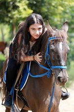 Si Cantik Cassandra Lee Nikmati Kesejukan Puncak Sambil Berkuda