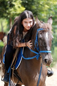 Tanpa ragu, artis yang juga akrab disapa Cassie itu menikmati kesejukan Puncak dengan menunggang kuda.