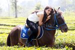 Si Cantik Cassandra Lee Nikmati Kesejukan Puncak Sambil Berkuda