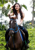 Si Cantik Cassandra Lee Nikmati Kesejukan Puncak Sambil Berkuda