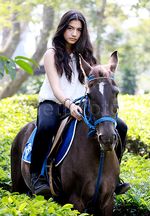 Si Cantik Cassandra Lee Nikmati Kesejukan Puncak Sambil Berkuda