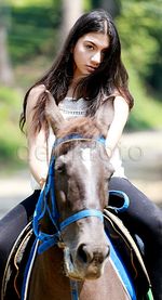 Si Cantik Cassandra Lee Nikmati Kesejukan Puncak Sambil Berkuda