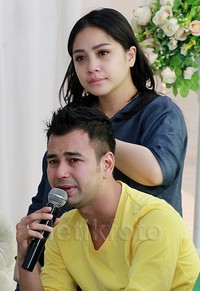 Nagita atau akrab disapa Gigi juga tampak menangis. Pool/Gus Mun/detikHOT.