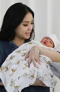 Aww! Digendong Gigi, Rafathar terlihat menggemaskan. Pool/Gus Mun/detikHOT.