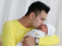 Raffi mengecup buah hatinya yang imut. Pool/Gus Mun/detikHOT.