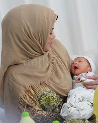 Amy Qanita bersama cucu tercinta. Pool/Gus Mun/detikHOT.