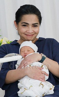Rieta, ibunda Gigi tentu sangat bahagia menyambut cucu pertamanya. Pool/Gus Mun/detikHOT.