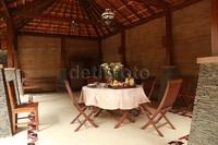 Pendopo yang terletak di kebun belakang rumah menjadi tempat favorit Tiara untuk nongkrong dan leyeh-leyeh bersama keluarga.