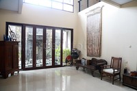 Rumah seluas 1000 meter persegi dengan luas bangunan sekitar 420 meter persegi ditinggalinya sejak lama.