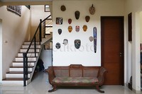 Topeng-topeng yang berasal dari Jepang, Korea, Papua, Jawa Timur dan sebagainya menghiasi dinding rumah Tiara.