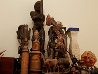 Ia mengaku keluarganya memang menyukai gaya berbau etnik, sehingga membeli segala furniture sesuai dengan konsep tersebut.