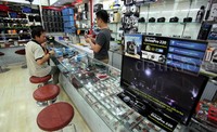 Menguatnya dolar membuat harga barang-barang elektronik ikut melambung.