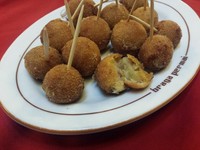 Camilan khas negeri Belanda seperti Bitter Ballen berisi kentang lembut dan daging giling gurih ini jangan sampai ketinggalan dinikmati.