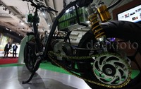 Motor hanya berupa rangka, belum memiliki bodi. Namun sudah memperlihatkan sistem penggerak listriknya.