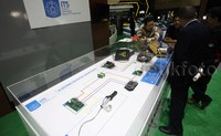 Aneka komponen motor listrik diperlihatkan di box kaca.