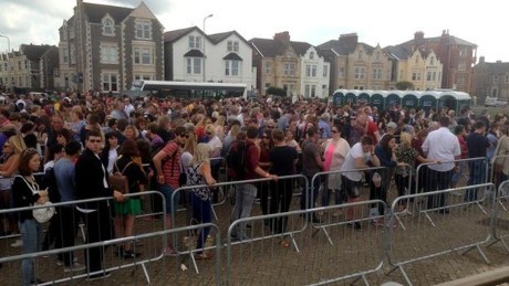 Ribuan Pengunjung Rela Antre Masuk ke Pameran Dismaland ala Banksy