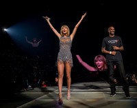 Mendapat kejutan dengan hadirnya pemain basket Kobe Bryant, Taylor Swift kenakan dress mini berkilau dengan detail menerawang. Christopher Polk/Getty Images/detikFoto.