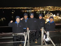 Awal pendakian, kami menyusuri jalan setapak yang berlantaikan baja kokoh. Belum terlihat pemandangan yang dijanjikan, yaitu ikon kota Sydney: Opera House dan perairan yang dilalui kapal dan cruise (Zulfi/detikTravel)