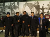 Kami memulai pendakian‎ dengan beriringan. Kebetulan udara Sydney kala itu sedang dingin-dinginya. Siang hari mencapai 18 derajat Celcius, malam mencapai 10-12 derajat celcius. Tak ayal tulang serasa ditusuk-tusuk, tubuh pun cukup menggigil meski sudah dibalut dua lapis jaket (Zulfi/detikTravel)