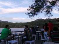 Karena tanah di sekitar danau milik pribadi dan akhirnya dijual. Ada beberapa kelompok perorangan yang membuat restoran dan membuat area objek wisata (Shafa/detikTravel)