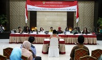 Bapak kan memiliki Jimly School, itu dananya darimana? tanya anggota pansel Supra Wimbarti dalam wawancara di Gedung Setneg, Jalan Veteran, Jakarta Pusat, Selasa (25/8/2015).