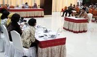 Sosok yang juga Ketua Dewan Kehormatan Penyelenggara Pemilu (DKPP) ini mengaku memang tidak memiliki banyak dana, sehingga dia mewakafkan namanya.