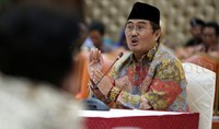 Dana cari sendiri (Jimly School). Saya kumpul dengan teman-teman, saya bilang saya enggak punya apa-apa, saya hanya punya nama, jadi nama saya, saya wakafkan. Artinya saya tidak boleh dapat apa-apa, kalau saya diundang saya hanya mengajar sama dengan yang lain, terang jimly.